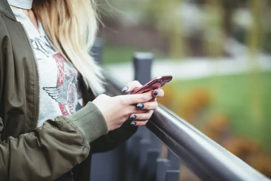 Jak pisać z dziewczyną na Tinderze, aby nie stracić jej uwagi