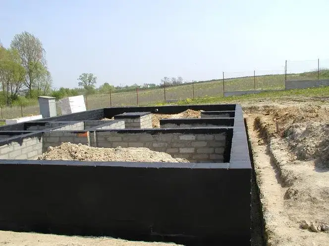 Jak wybrać odpowiednią masę bitumiczną na fundamenty - najważniejsze czynniki, rodzaje i aplikacja