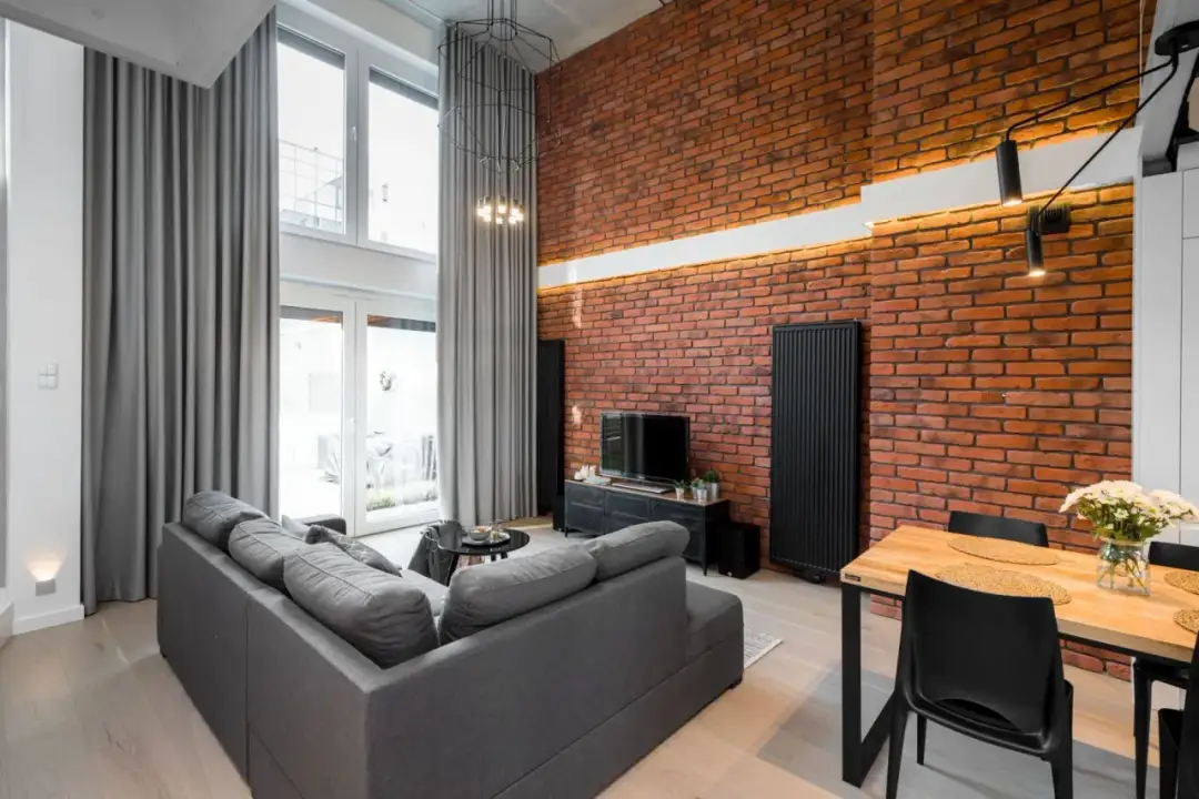 Jakie zasłony do czerwonej cegły - idealne kolory i wzory, które zachwycą