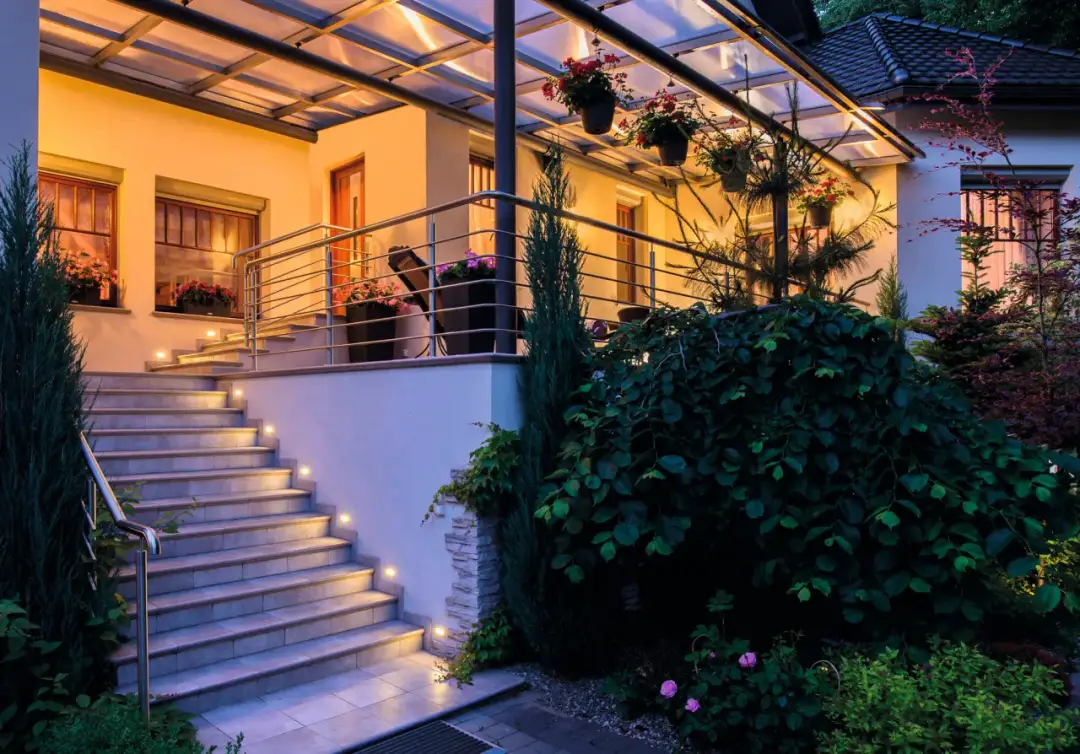 Oświetlenie schodów LED – funkcjonalność i styl w nowoczesnym wydaniu