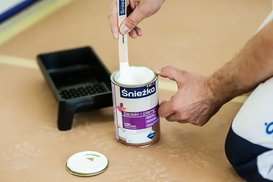 Co zrobić, jak odchodzi farba podczas malowania? Oto skuteczne rozwiązania.