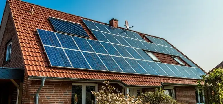 Ubezpiecz swoją fotowoltaikę - sprawdź ile kosztuje polisa paneli PV