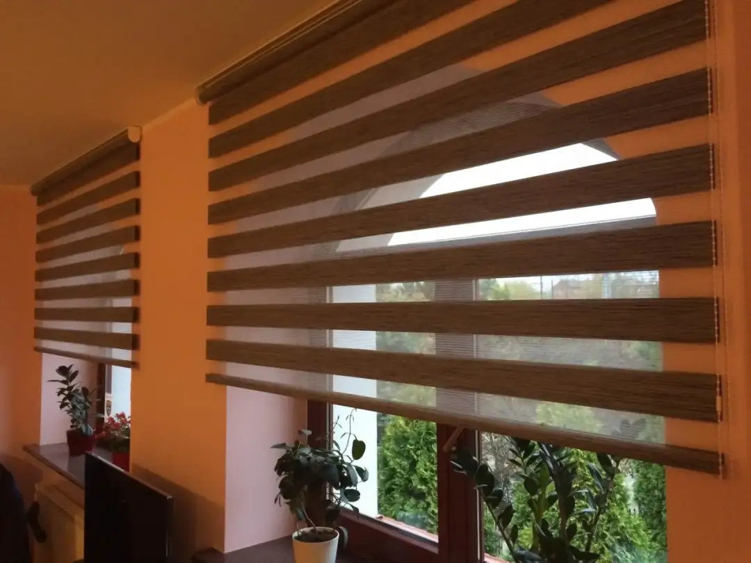 Ile kosztuje montaż rolet dzień noc? Ceny mogą Cię zaskoczyć!