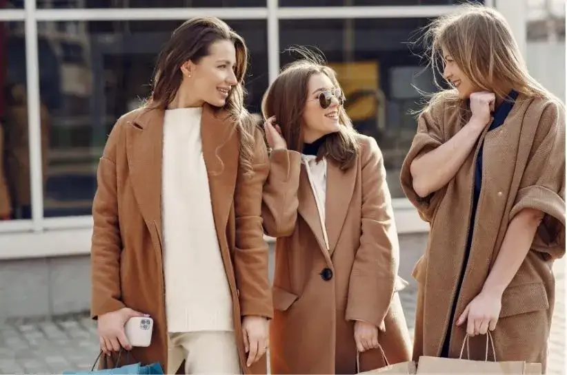 Jaką czapkę wybrać do beżowego płaszcza, aby wyglądać stylowo?