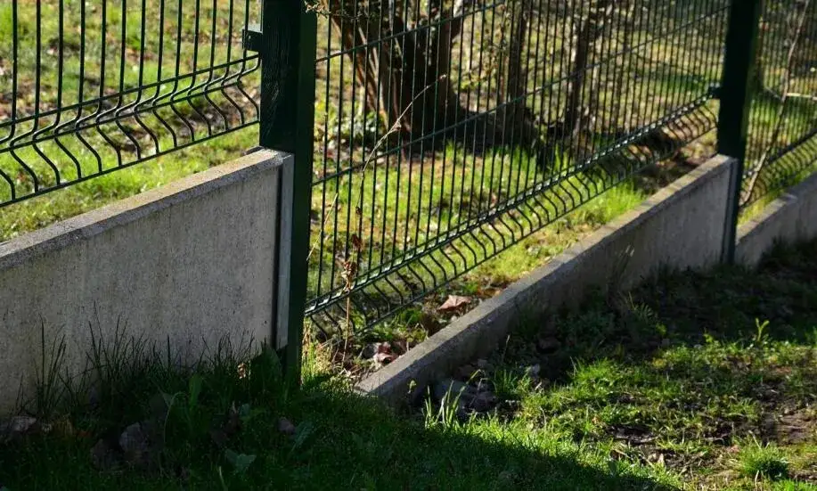Jak zrobić ogrodzenie na pochyłym terenie: 5 skutecznych metod