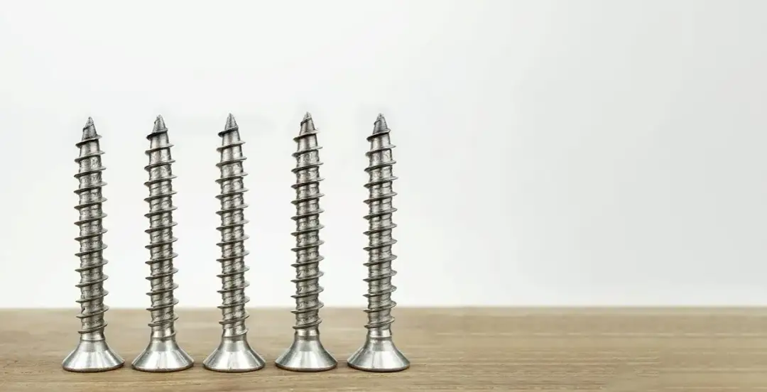 Dobór wkrętów do boazerii - poznaj wymiary i rodzaje dla każdego drewna