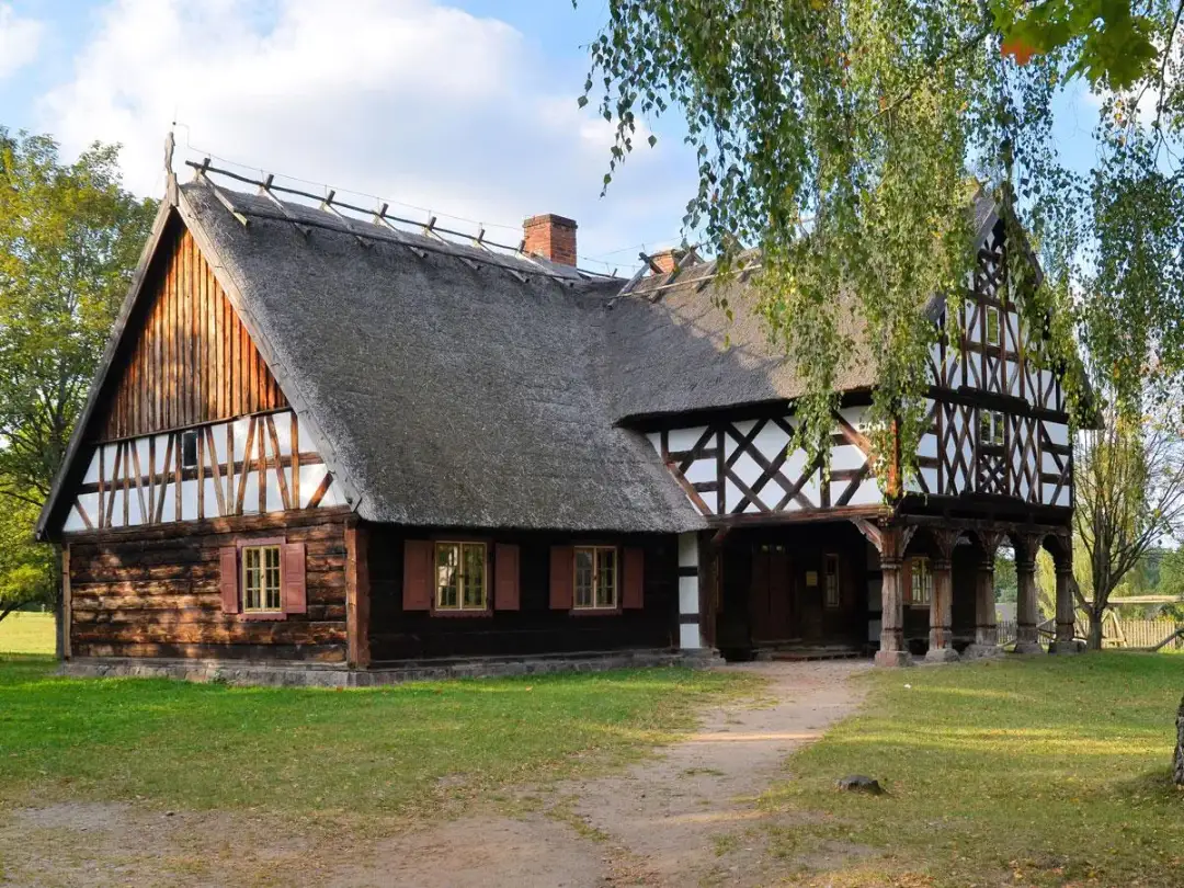 Skansen w Polsce: odkryj niezwykłe miejsca pełne tradycji i historii