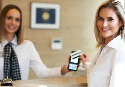 Kto pracuje w hotelu? Poznaj różnorodność ról i obowiązków