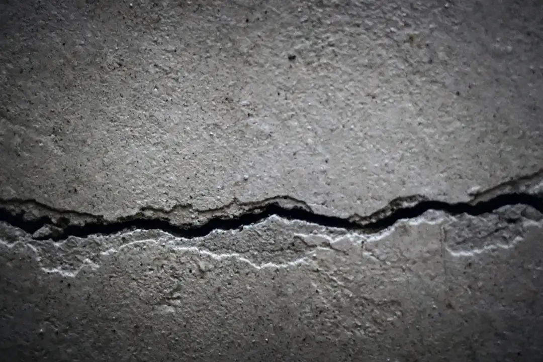 Dlaczego strop teriva pęka: Poznaj prawdziwe przyczyny i skuteczne rozwiązania