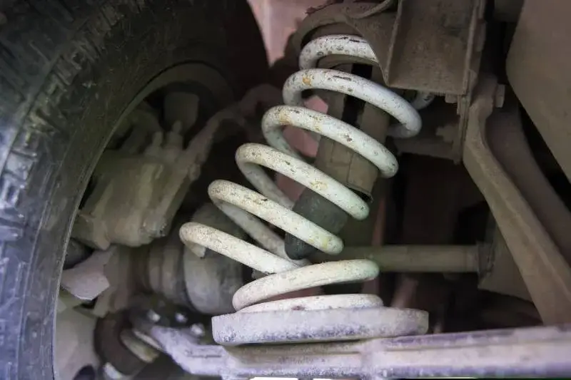 Czy amortyzator może stukać? Poznaj przyczyny i objawy uszkodzeń