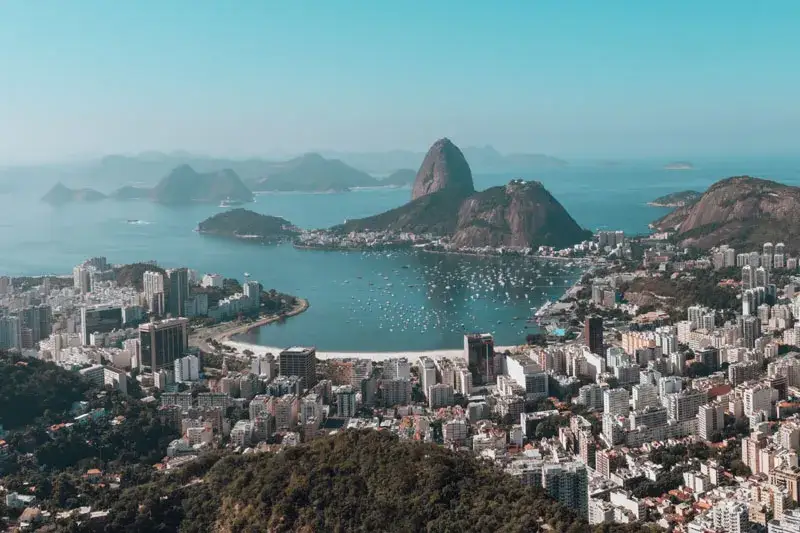 Ile trwa lot z Warszawy do Brazylii? Czas podróży z przesiadkami i trasy.