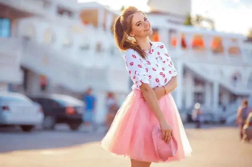 Co ubrać do tiulowej spódnicy, aby wyglądać zachwycająco?