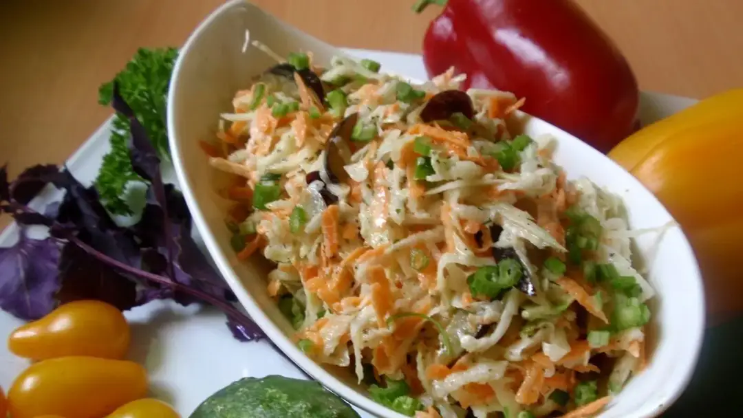 Najlepsza surówka do schabu ze śliwką – proste przepisy na idealne połączenie smaków