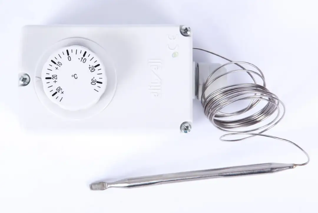 Termostat temperatury: Jak działa i jakie ma zastosowania?