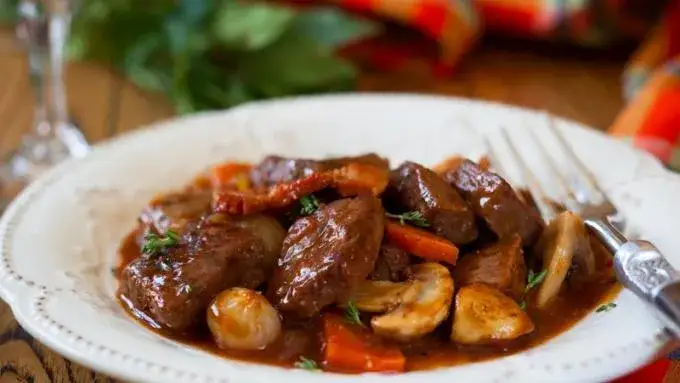 Najlepsze sosy do wołowiny: jak wybrać idealny i podkreślić smak mięsa