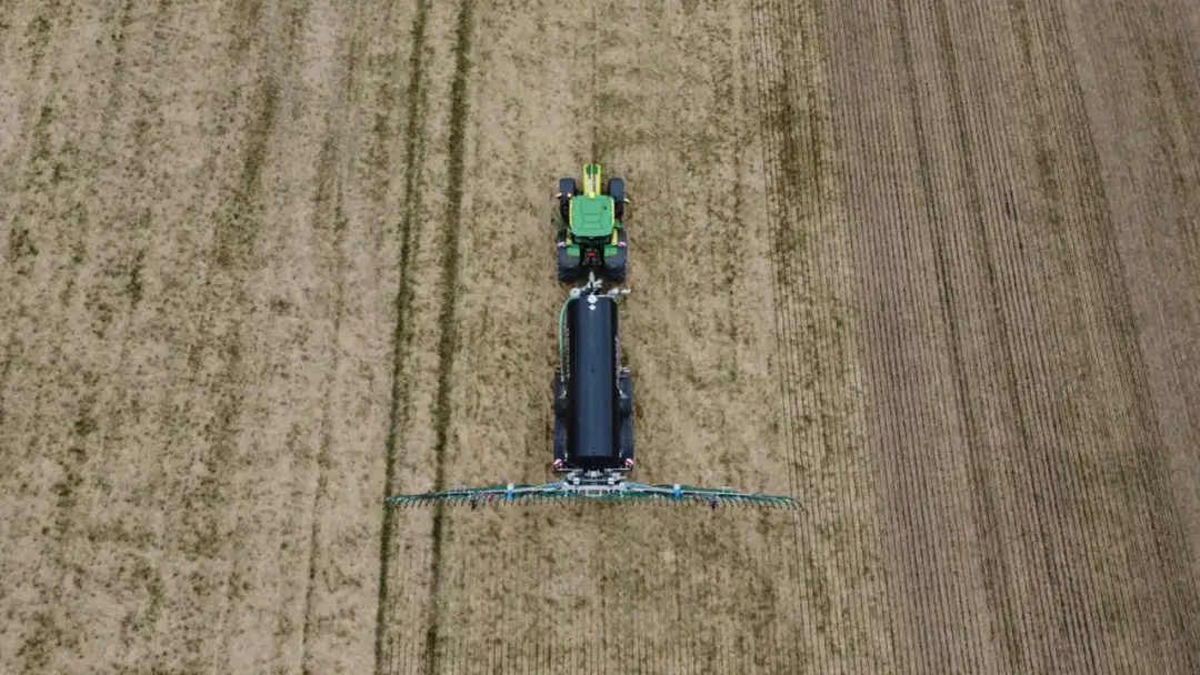 Jaką odległość od budynków mieszkalnych można wylewać gnojowicę?