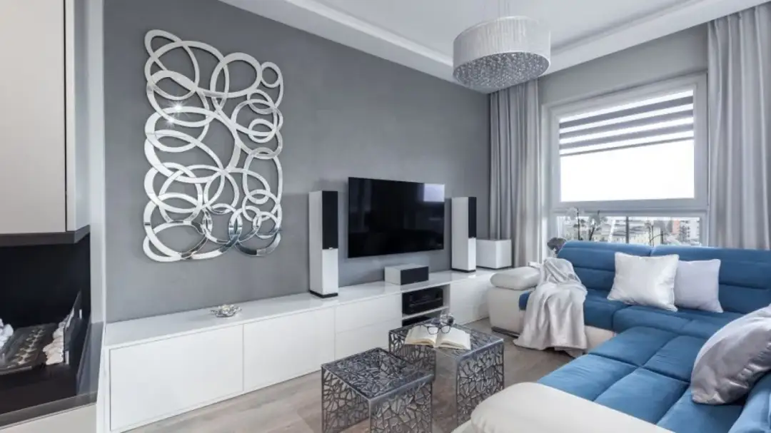 Jak kreatywnie zaaranżować pokój z szarymi ścianami - pomysły i inspiracje