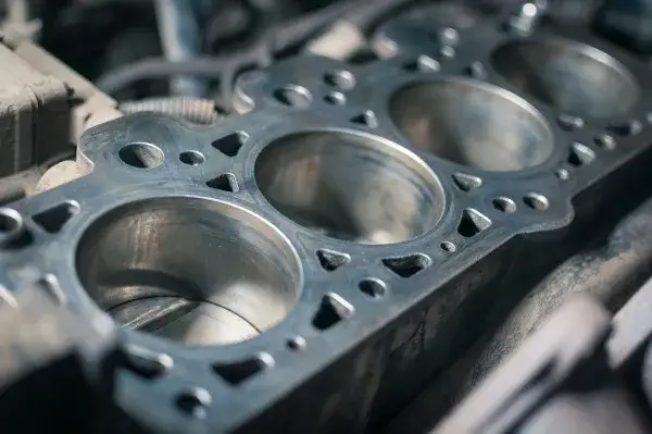 Objawy pękniętego bloku silnika - 7 alarmujących sygnałów