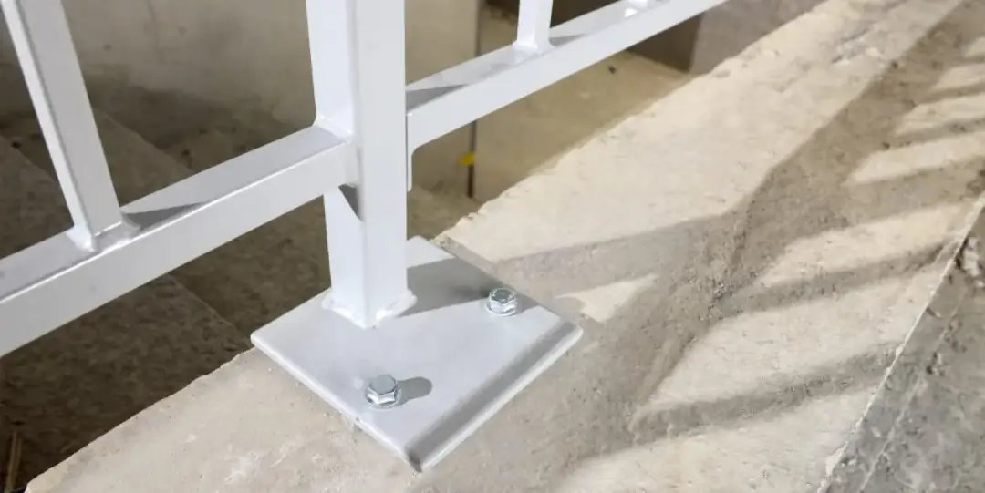 Jakie kotwy do balustrady wybrać, aby zapewnić bezpieczeństwo i trwałość?