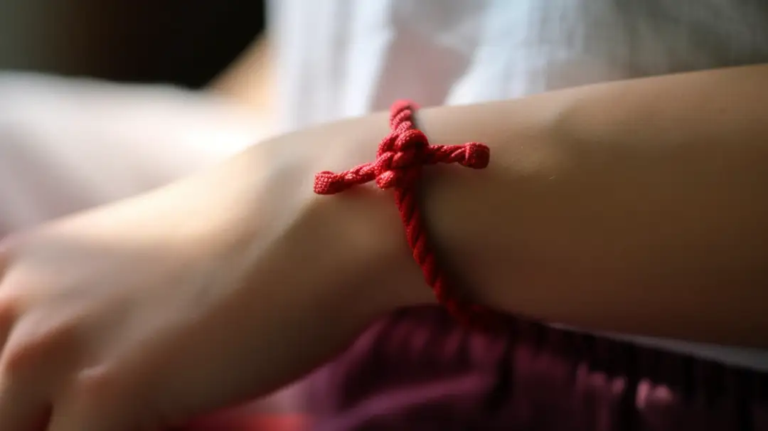 Bransoletka czerwony sznurek znaczenie - Najważniejsze informacje