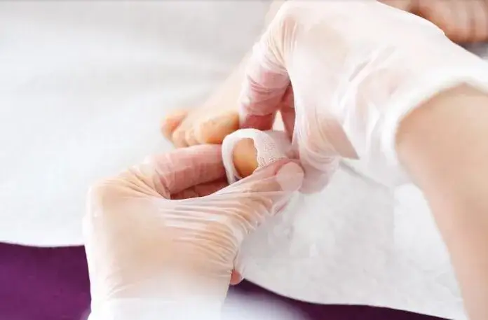 Czy opiekun medyczny może robić opatrunki? Sprawdź, co musisz wiedzieć