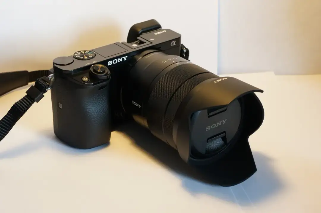 Jakie obiektywy pasują do Sony Alfa 6000? Sprawdź najlepsze opcje