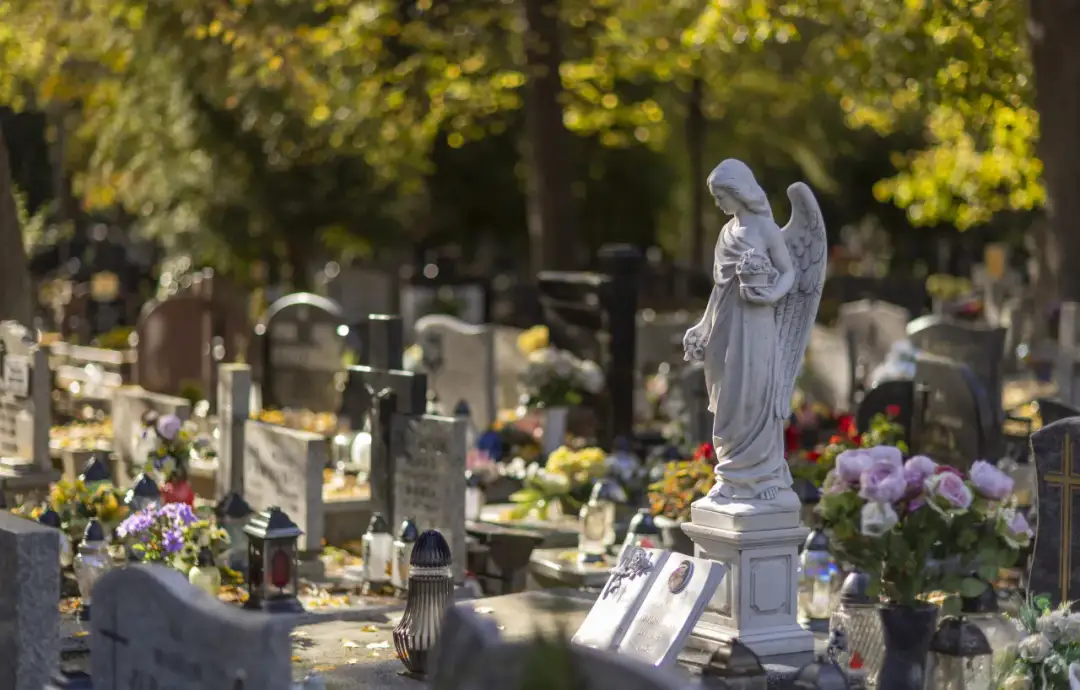 Czy na cmentarzu można palić? Przepisy i zasady, które musisz znać
