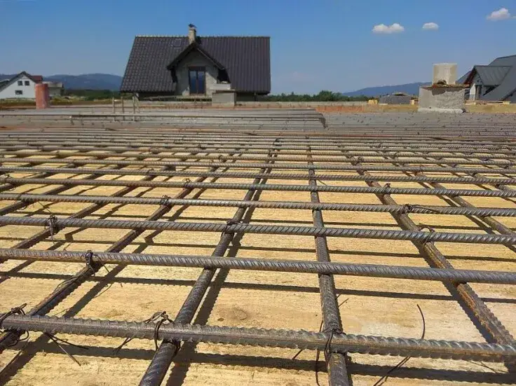 Ile kosztuje strop monolityczny? Co wpływa na cenę i gdzie znaleźć najlepsze oferty?