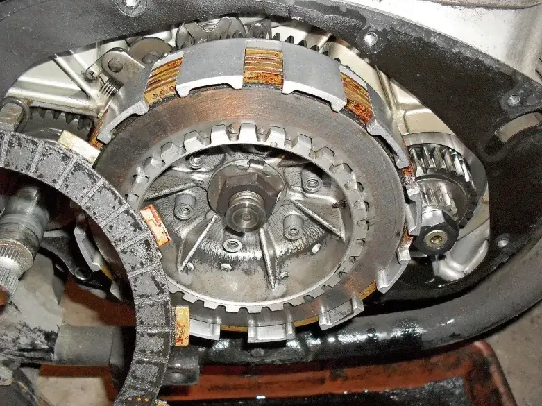 Co to jest mokre sprzęgło i dlaczego warto je poznać? Zasada działania i zastosowania