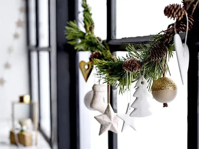 Jak ustroić okno na Boże Narodzenie: 8 praktycznych pomysłów