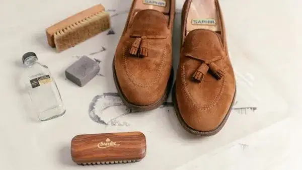 Jak impregnować buty z zamszu, aby uniknąć ich zniszczenia? Jak impregnować buty z zamszu, aby uniknąć ich zniszczenia?