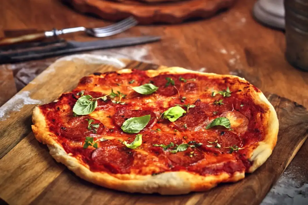 Najlepsze dodatki do pizzy z salami, które zaskoczą Twoje kubki smakowe