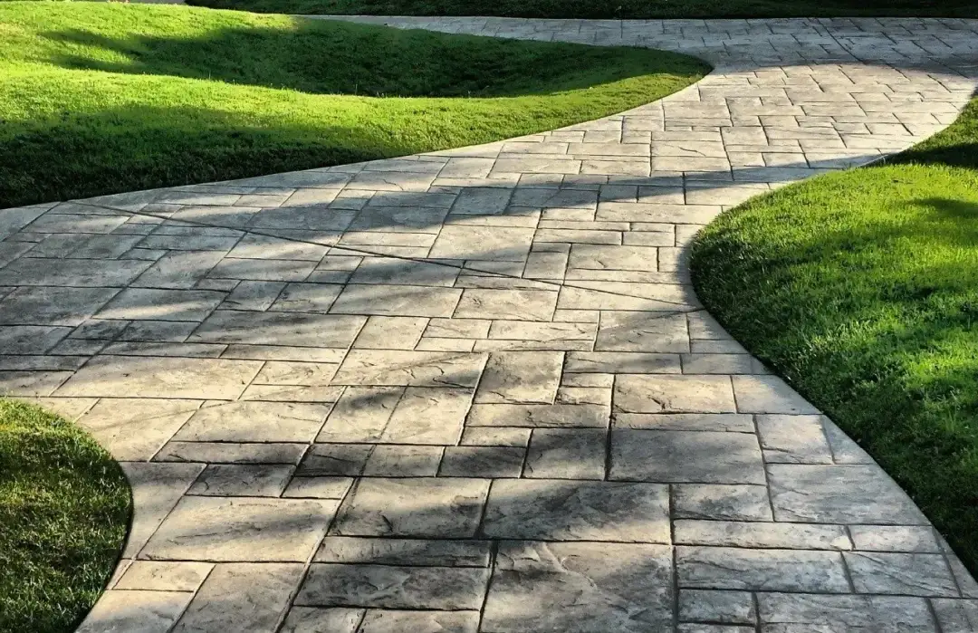 Czym pomalować kostkę brukową, aby uzyskać trwały efekt?