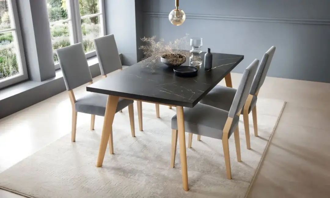 Jak rozjaśnić salon z ciemnymi meblami i stworzyć przytulną przestrzeń