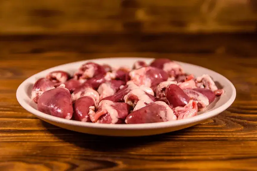 Serca drobiowe dla kota surowe czy gotowane: Jak bezpiecznie karmić