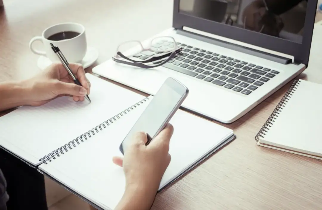 Aplikacja czy komputer: gdzie promocje są bardziej dostępne i korzystne?