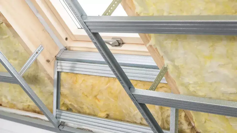 Obrobienie okna dachowego krok po kroku - poradnik dla majsterkowiczów