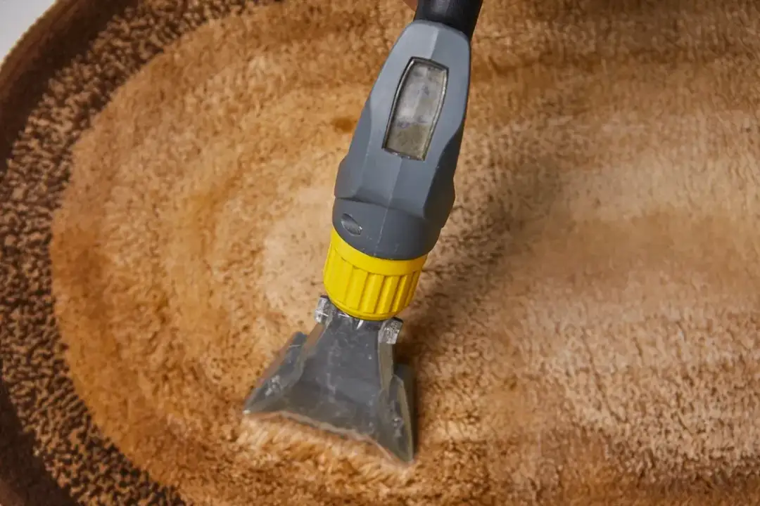 Jak usunąć plamy z dywanu za pomocą sody – skuteczne metody i porady