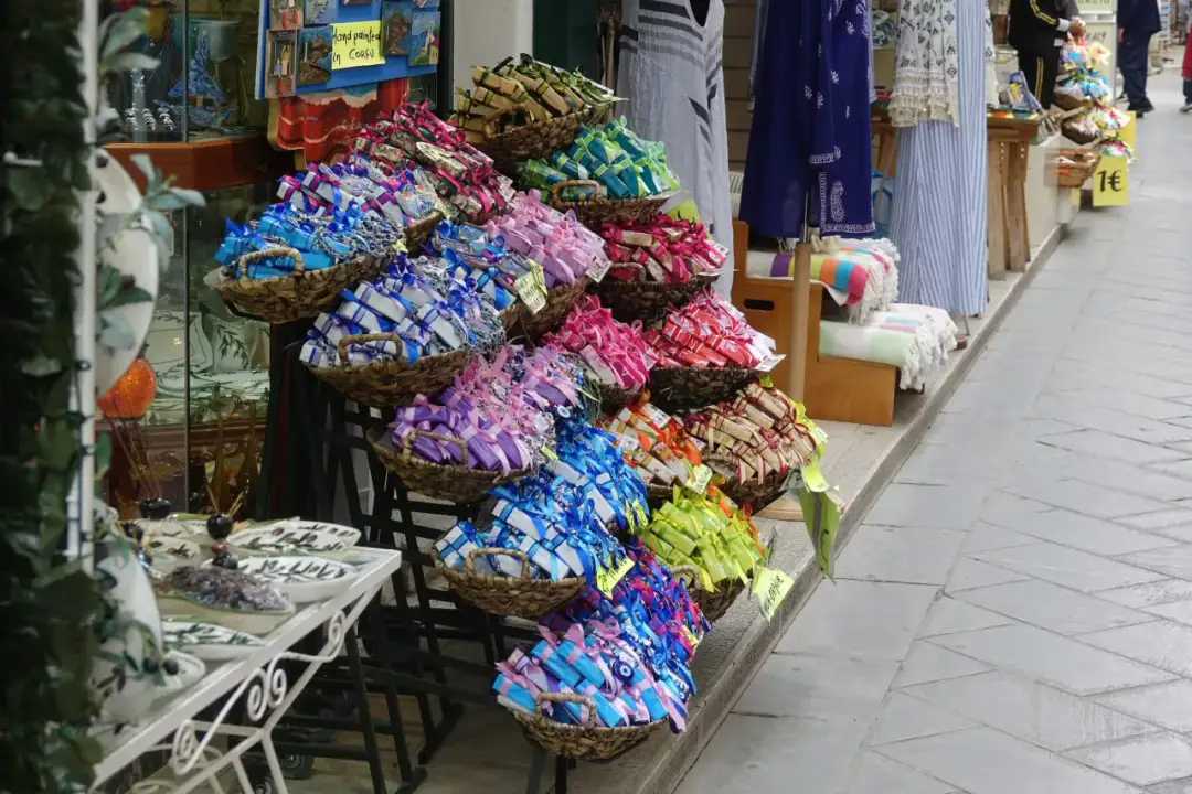 10 niezwykłych produktów lokalnych, które warto przywieźć z Korfu w 2025 roku