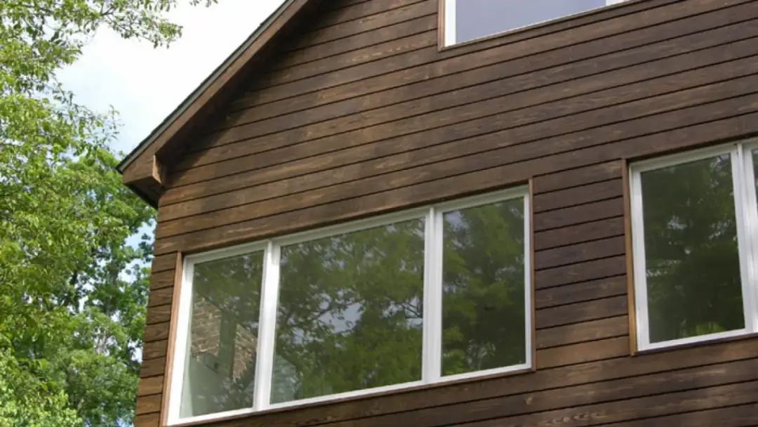 Jak odnowić elewację drewnianego domu i uniknąć kosztownych błędów