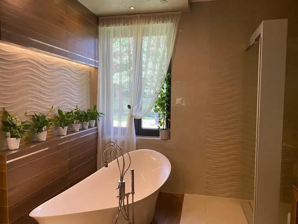 Pomysły na dekoracje: co powiesić w oknie łazienki dla lepszej prywatności