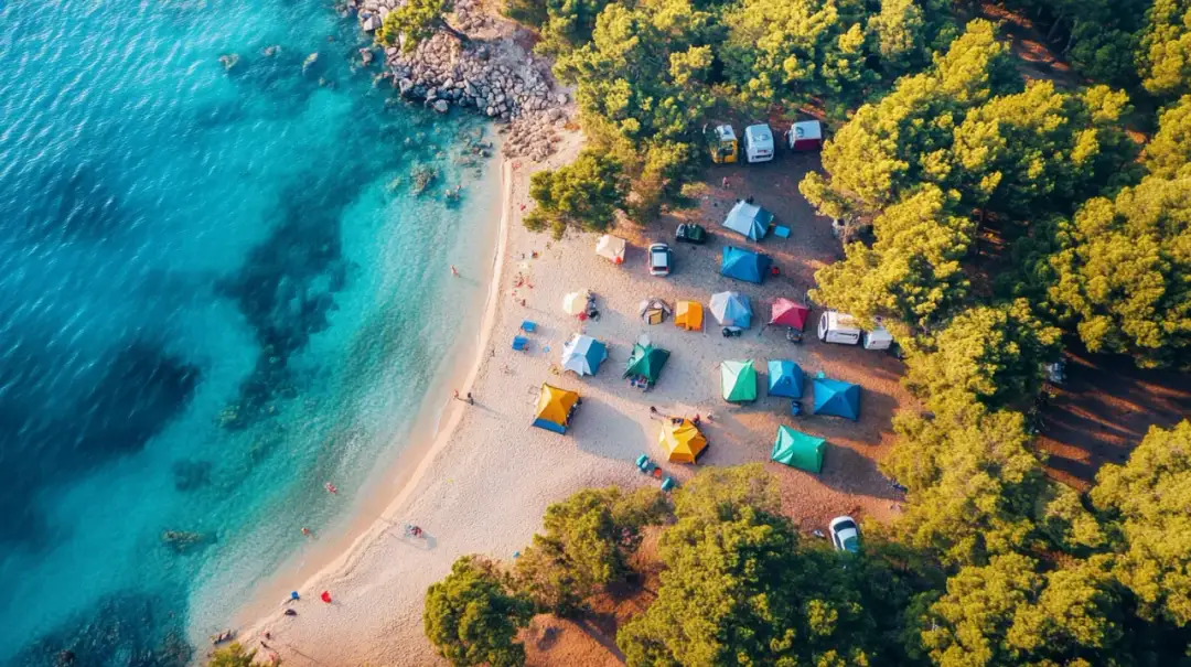 Jakie pola namiotowe w Rowach są najbliżej plaży? Ceny i opinie!