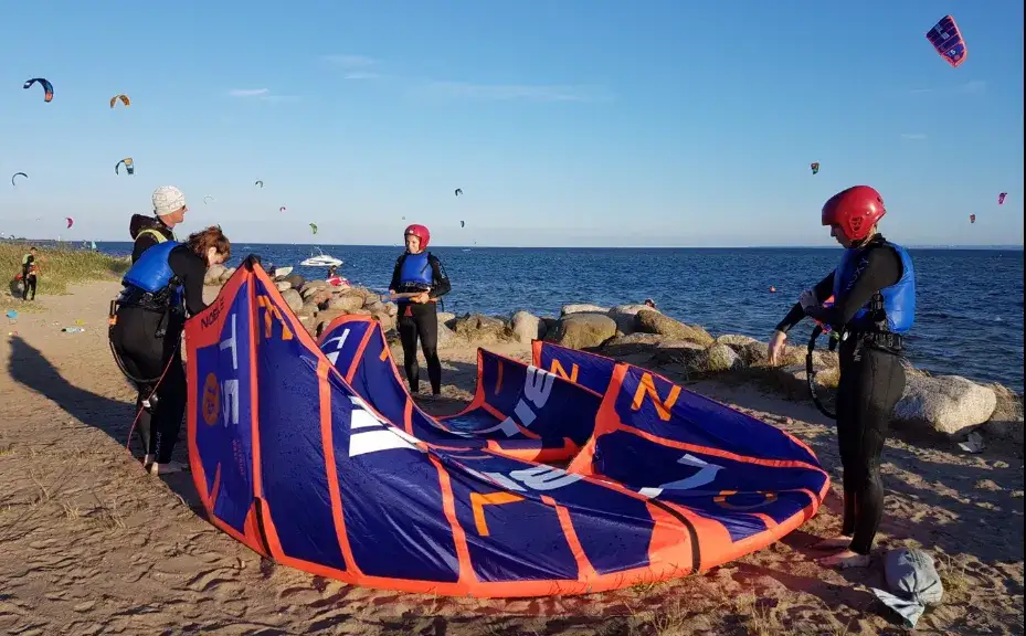 Ile kosztuje kitesurfing? Sprawdź ceny lekcji i wynajmu sprzętu