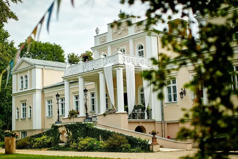 Pałac w Zaborówku: historia, architektura i praktyczne informacje dla zwiedzających