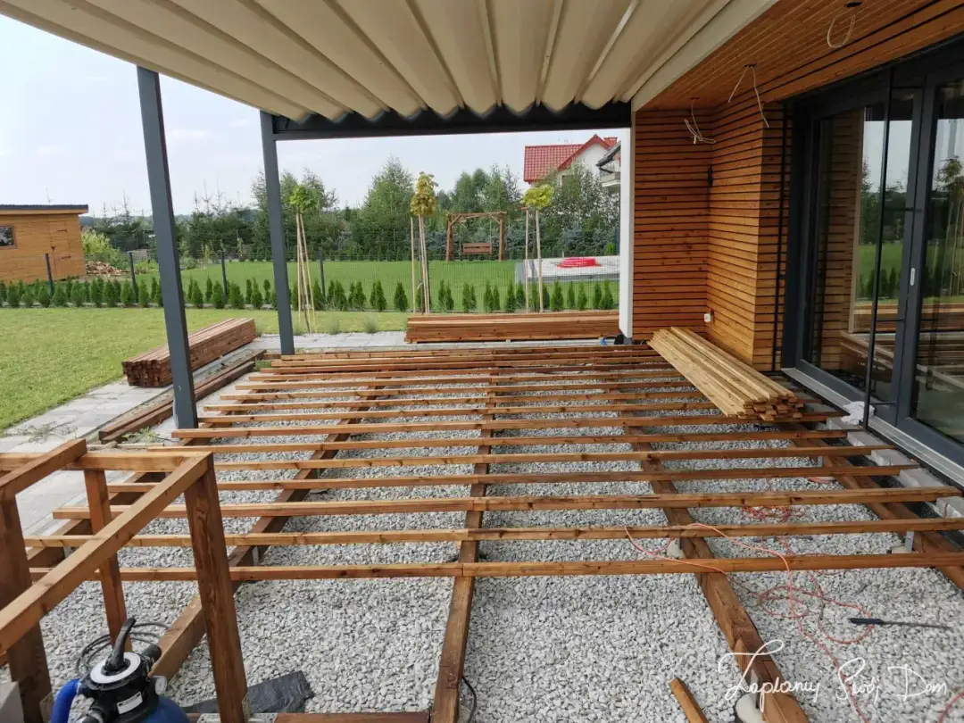 Jak zbudować taras drewniany z zadaszeniem - krok po kroku do sukcesu