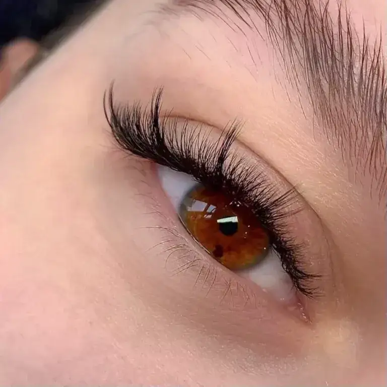 Co trzeba wiedzieć o przedłużaniu rzęs? Gdzie szukać informacji?