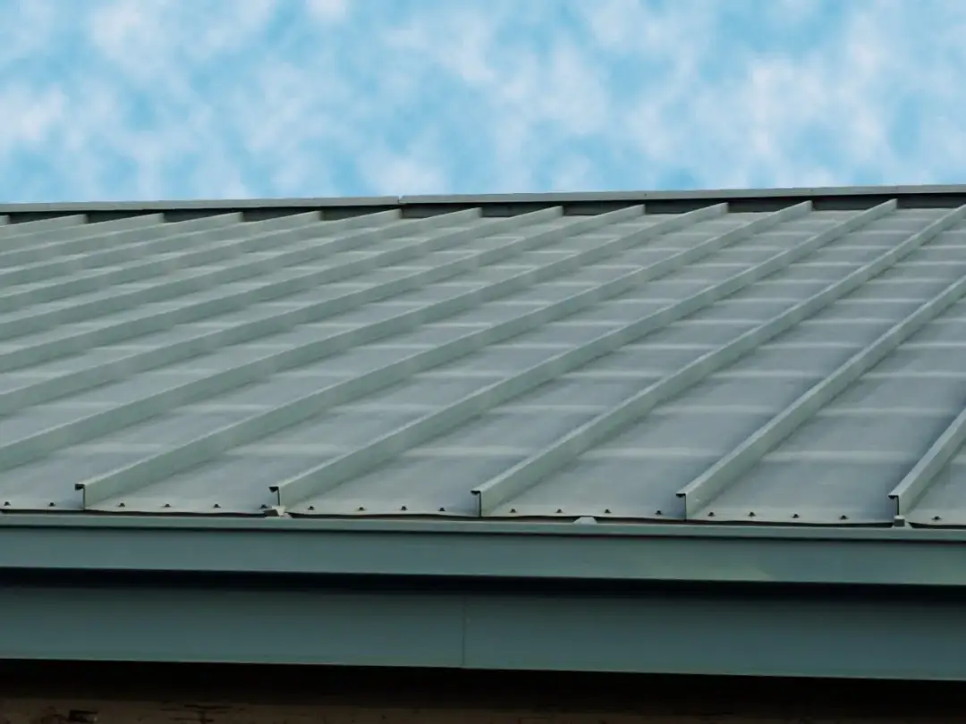 Ile farby na 100m2 dachu? Sprawdź, ile naprawdę potrzebujesz