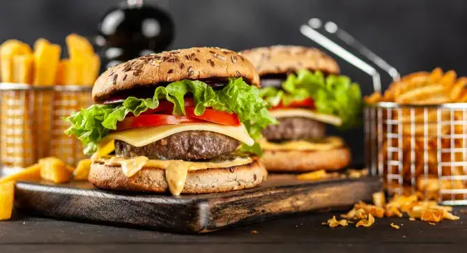 Ile mięsa na burgery? Poznaj idealne proporcje dla smaku