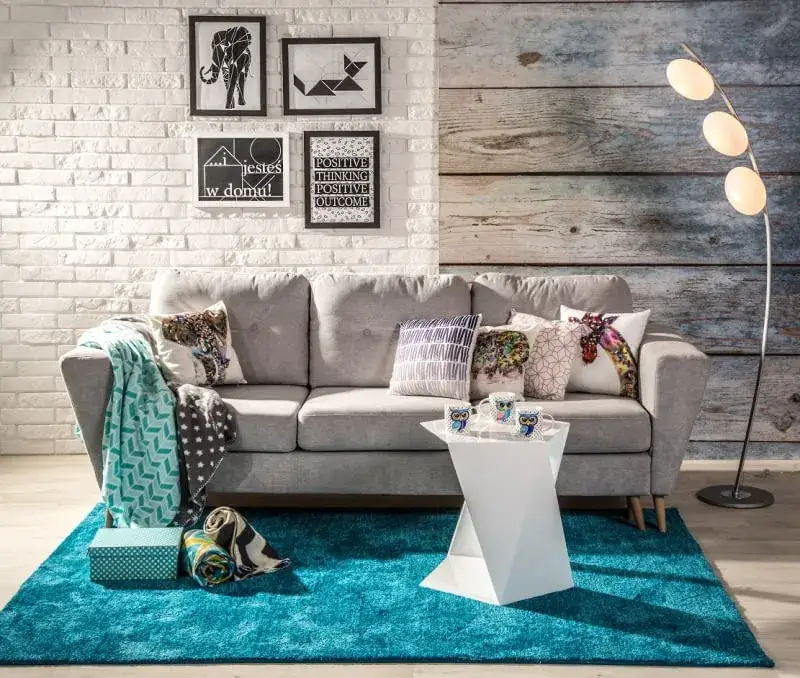 Co na ścianę w salonie: najlepsze pomysły na stylowe dekoracje 2025