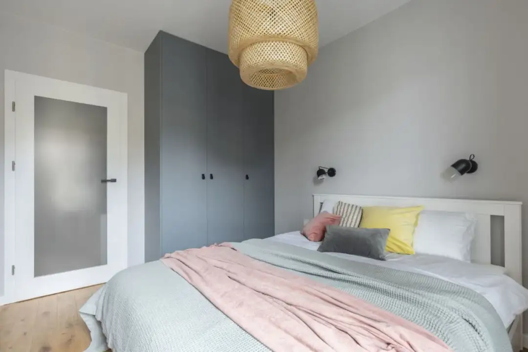 Jak urządzić małą sypialnię w bloku: 10 praktycznych porad